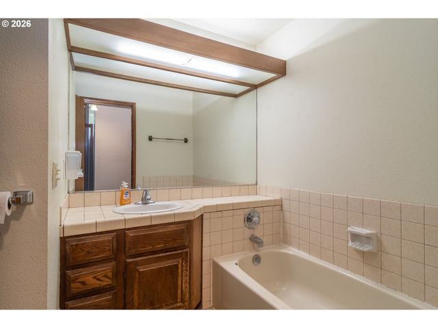 107 WOODOAK Dr, Roseburg, OR 97471