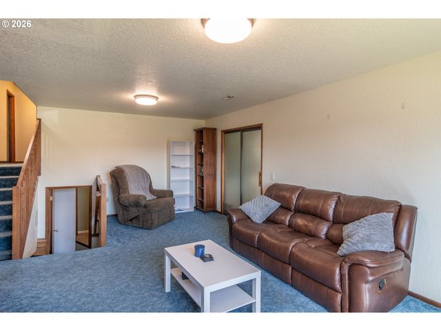 107 WOODOAK Dr, Roseburg, OR 97471