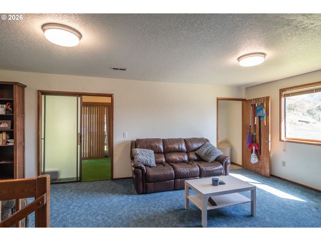 107 WOODOAK Dr, Roseburg, OR 97471