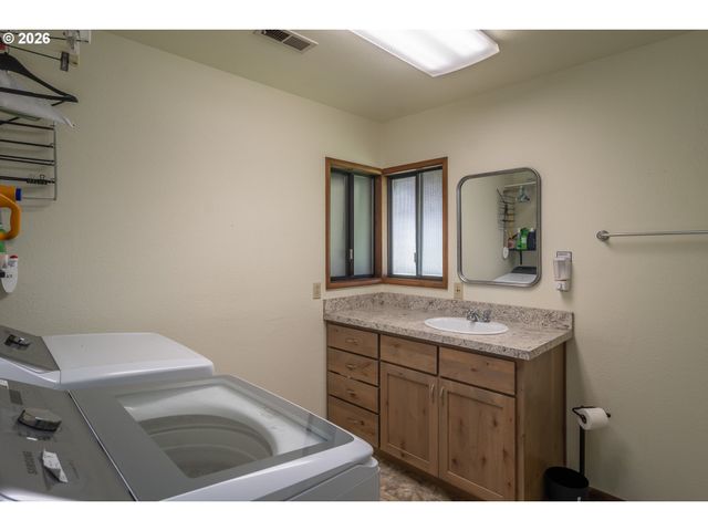 107 WOODOAK Dr, Roseburg, OR 97471