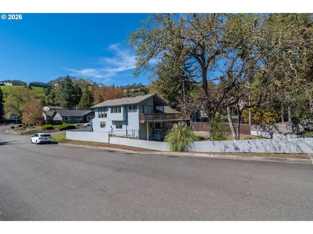 107 WOODOAK Dr, Roseburg, OR 97471