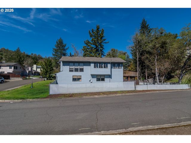 107 WOODOAK Dr, Roseburg, OR 97471