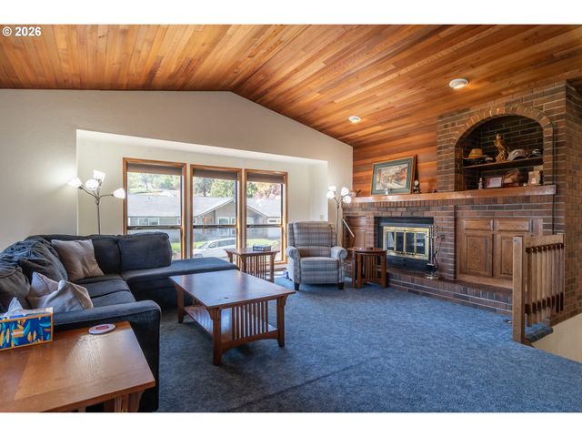 107 WOODOAK Dr, Roseburg, OR 97471