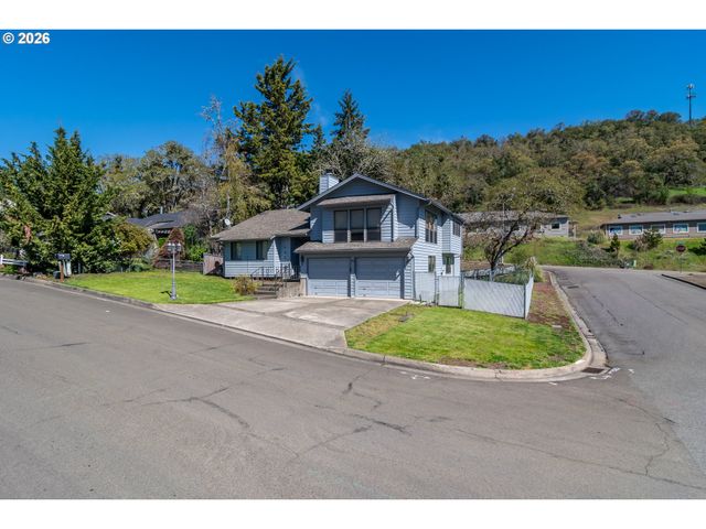 107 WOODOAK Dr, Roseburg, OR 97471