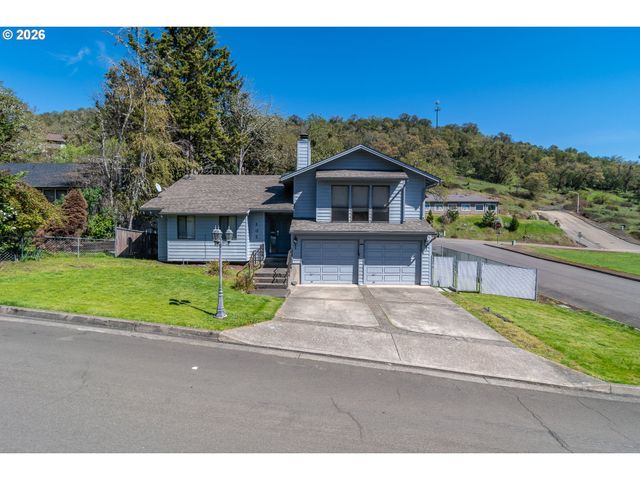 107 WOODOAK Dr, Roseburg, OR 97471