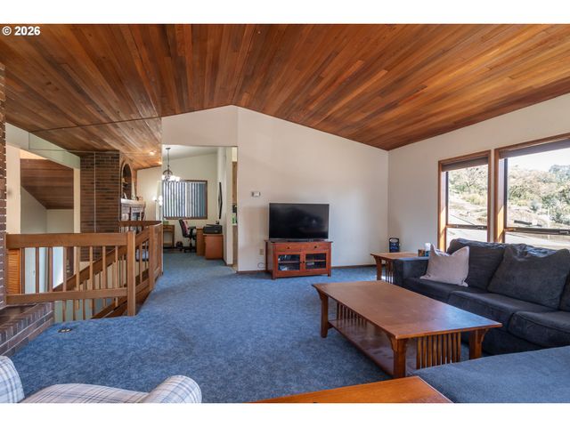 107 WOODOAK Dr, Roseburg, OR 97471