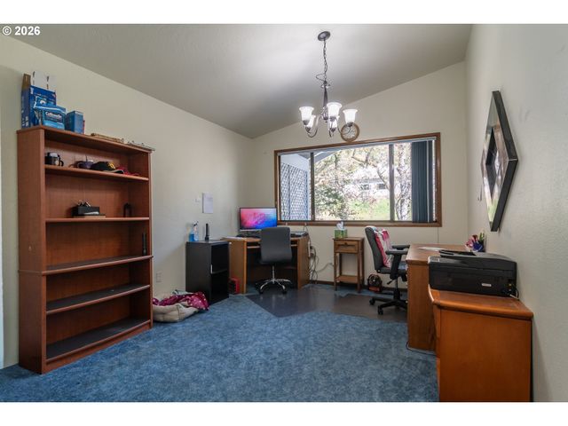 107 WOODOAK Dr, Roseburg, OR 97471