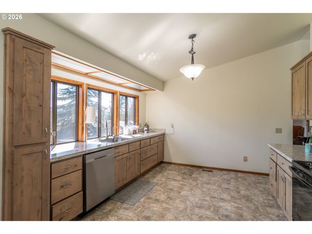 107 WOODOAK Dr, Roseburg, OR 97471