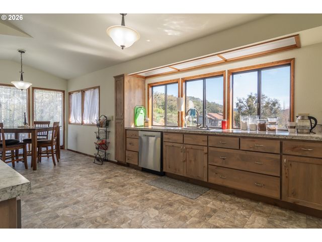 107 WOODOAK Dr, Roseburg, OR 97471