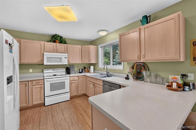 2366 Elkridge Circle, Highland, MI 48356
