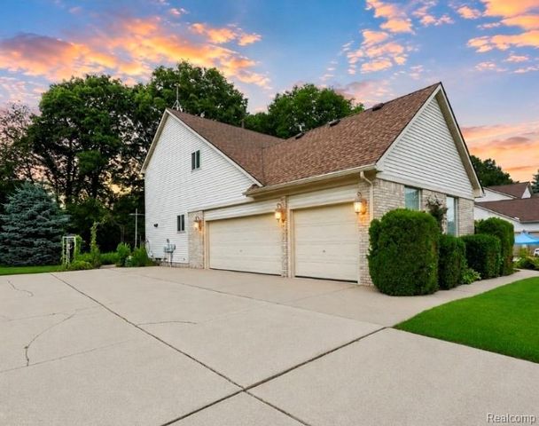 2366 Elkridge Circle, Highland, MI 48356