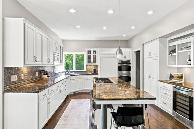 856 Great Oaks Trail, Eagan, MN 55123