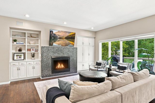 856 Great Oaks Trail, Eagan, MN 55123