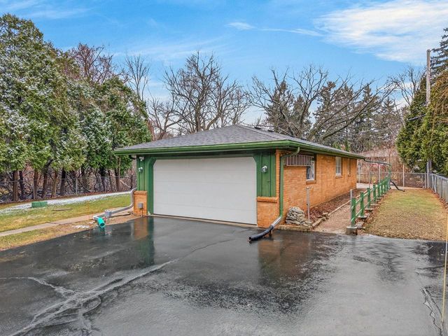 W231S2543 Racine AVENUE, Waukesha, WI 53186