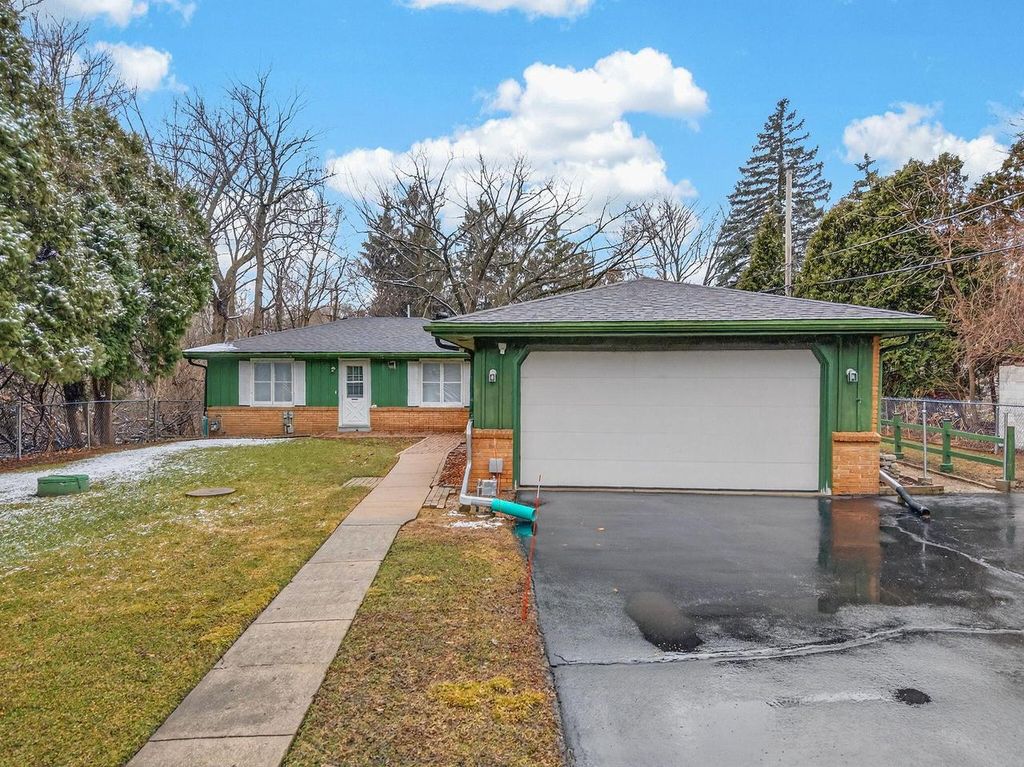 W231S2543 Racine AVENUE, Waukesha, WI 53186