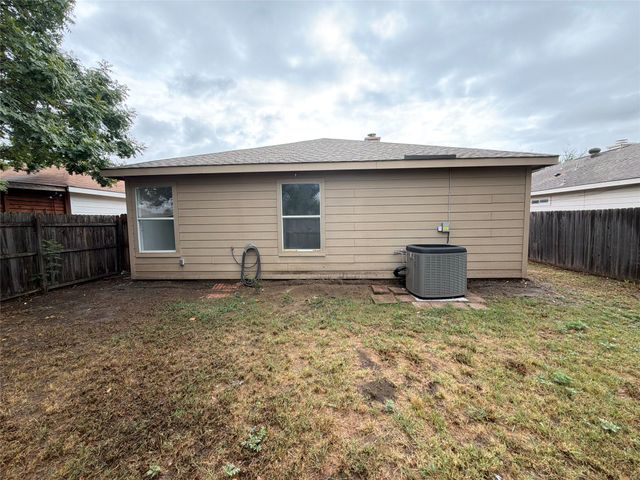 1033 Olivewood Lane, Fort Worth, TX 76140