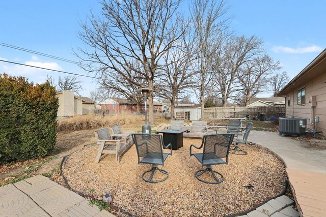 1313 Berry Ave, Newton, KS 67114