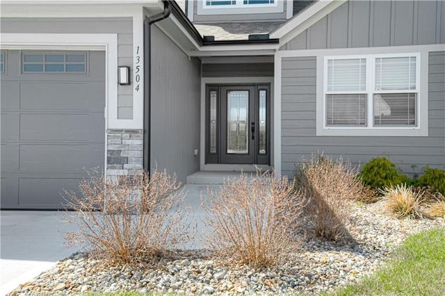 13504 Oakridge Drive, Kearney, MO 64060