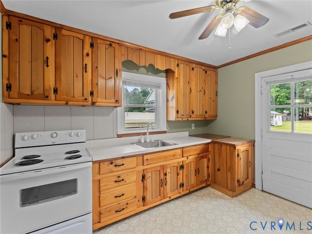 8470 Dell Ray Dr, Mechanicsville, VA 23116