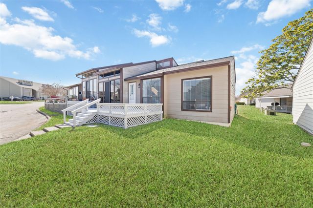 17 April Point Drive N, Conroe, TX 77356