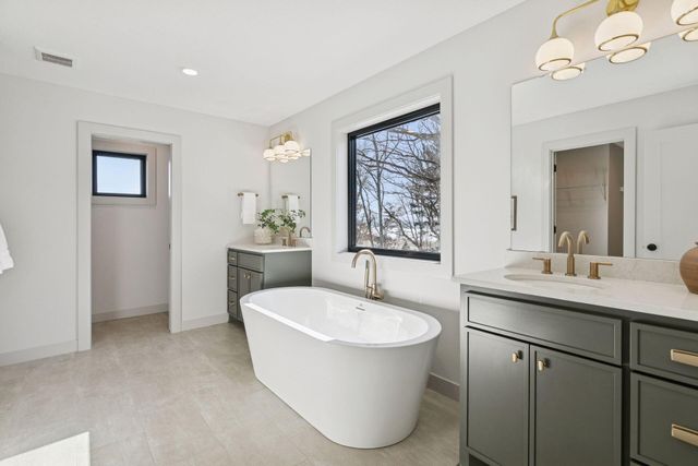 3613 Knightsbridge Trail N, Lake Elmo, MN 55042