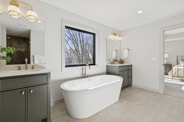 3613 Knightsbridge Trail N, Lake Elmo, MN 55042