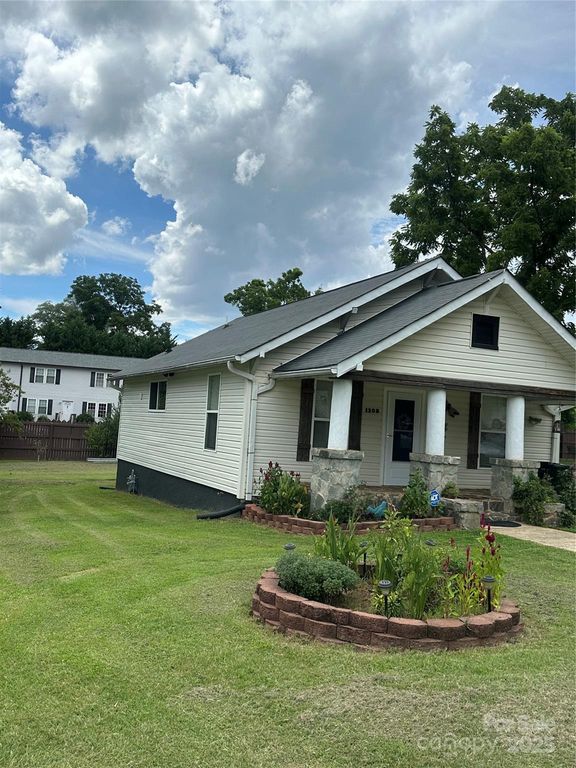 1208 North Davis Avenue, Newton, NC 28658