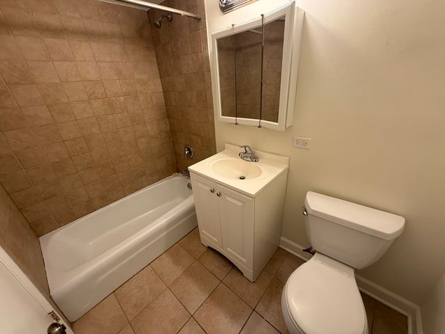 1039 College Avenue 10E, Wheaton, IL 60187