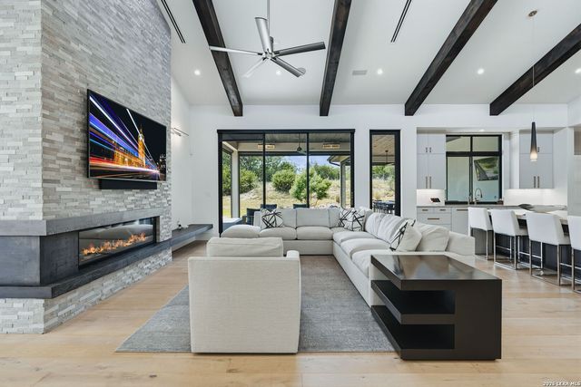 211 Clubs Dr, Boerne, TX 78006