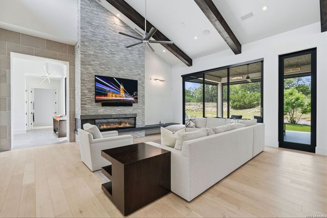 211 Clubs Dr, Boerne, TX 78006