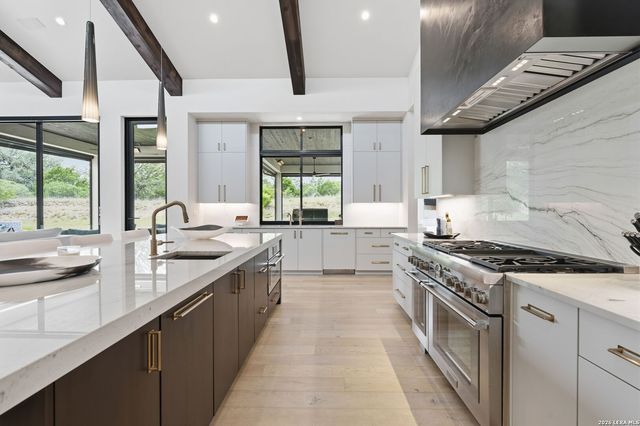 211 Clubs Dr, Boerne, TX 78006