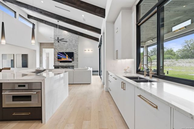 211 Clubs Dr, Boerne, TX 78006