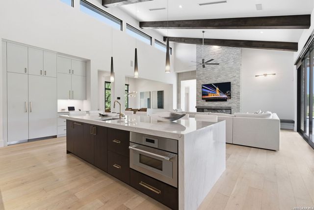 211 Clubs Dr, Boerne, TX 78006