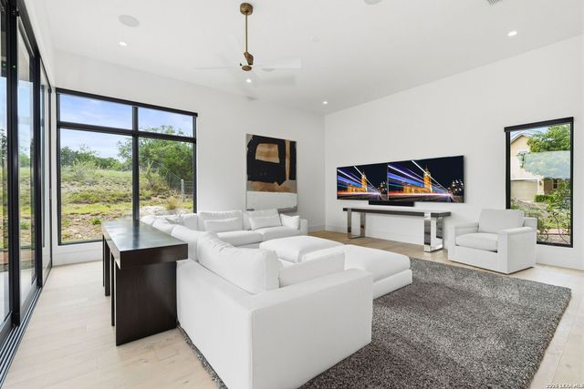 211 Clubs Dr, Boerne, TX 78006