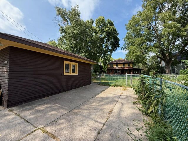 2010 Main STREET, La Crosse, WI 54601