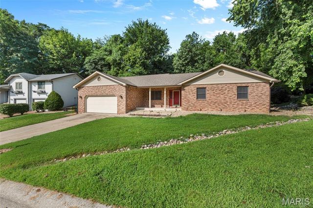 8 Oak Leaf Circle, Collinsville, IL 62234