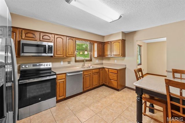 8 Oak Leaf Circle, Collinsville, IL 62234