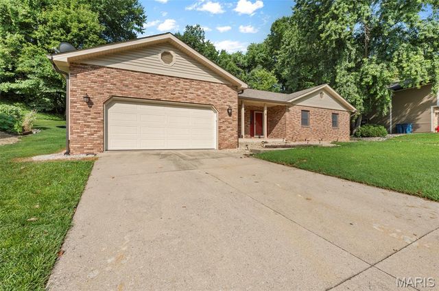 8 Oak Leaf Circle, Collinsville, IL 62234
