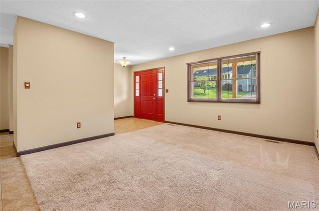 8 Oak Leaf Circle, Collinsville, IL 62234