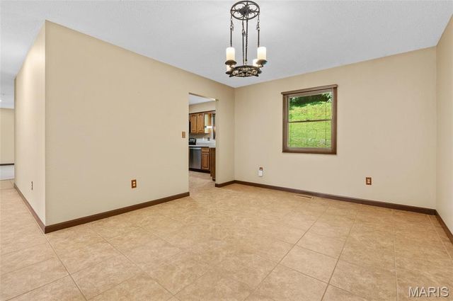 8 Oak Leaf Circle, Collinsville, IL 62234
