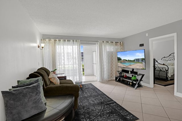 7980 N FRENCH Drive 3-202, Pembroke Pines, FL 33024