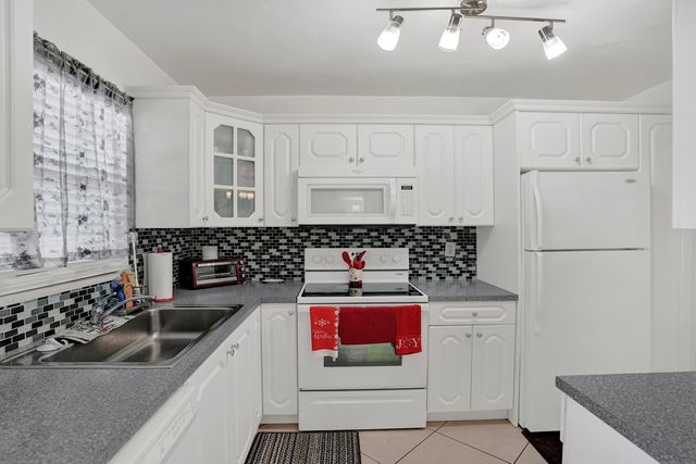 7980 N FRENCH Drive 3-202, Pembroke Pines, FL 33024
