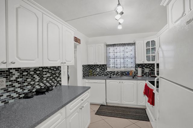 7980 N FRENCH Drive 3-202, Pembroke Pines, FL 33024