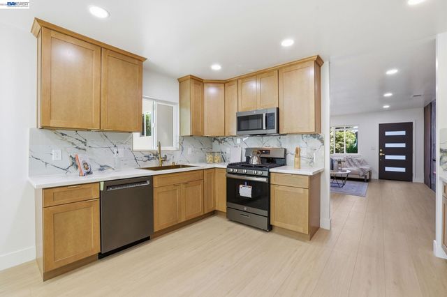 1913 W Middlefield Rd, Mountain View, CA 94043