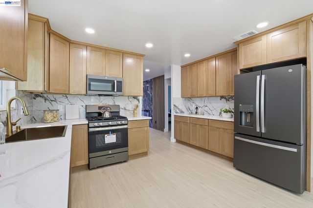 1913 W Middlefield Rd, Mountain View, CA 94043
