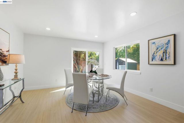 1913 W Middlefield Rd, Mountain View, CA 94043
