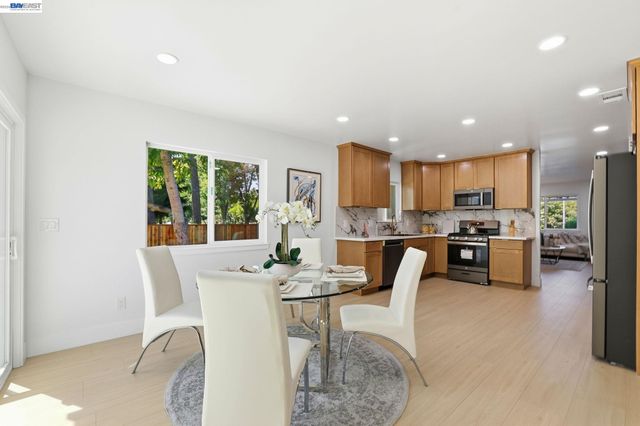 1913 W Middlefield Rd, Mountain View, CA 94043