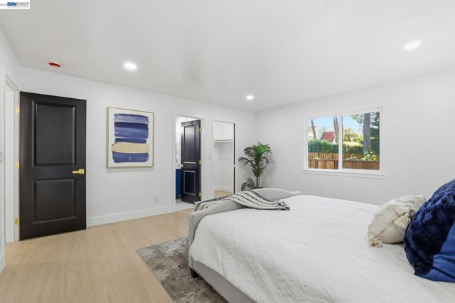 1913 W Middlefield Rd, Mountain View, CA 94043