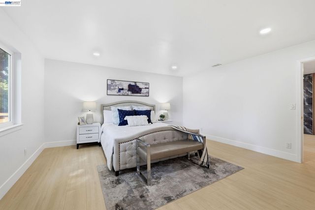 1913 W Middlefield Rd, Mountain View, CA 94043
