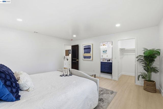 1913 W Middlefield Rd, Mountain View, CA 94043